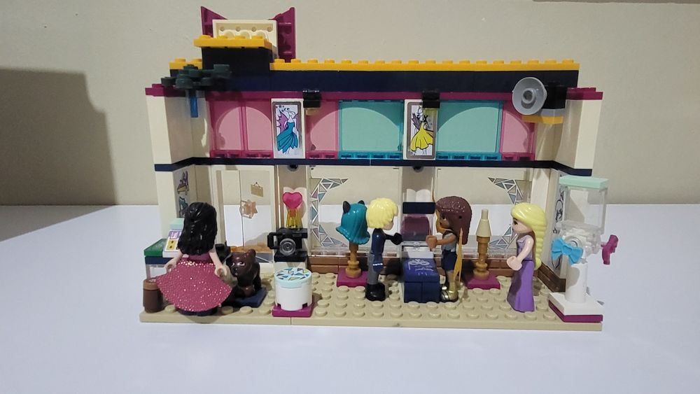 Продаю Б/У  Лего—магазин одежды