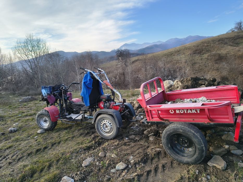 Vând motocultor cu remorca