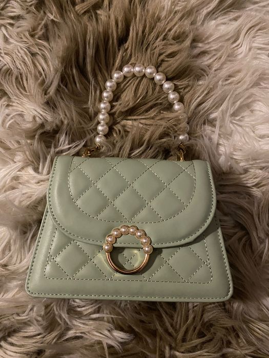 Малка зелена чанта с перли