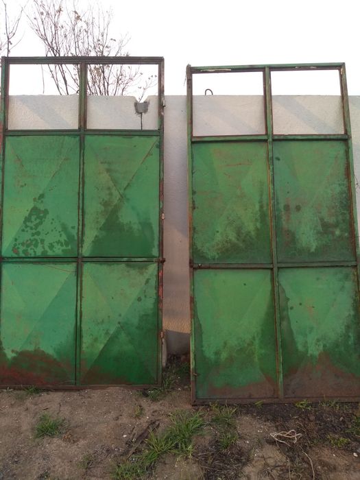 Големи желязни врати . 2 броя .