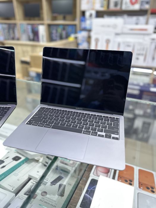 MacBook Air 13 M1 8/256 1 цикл б/у