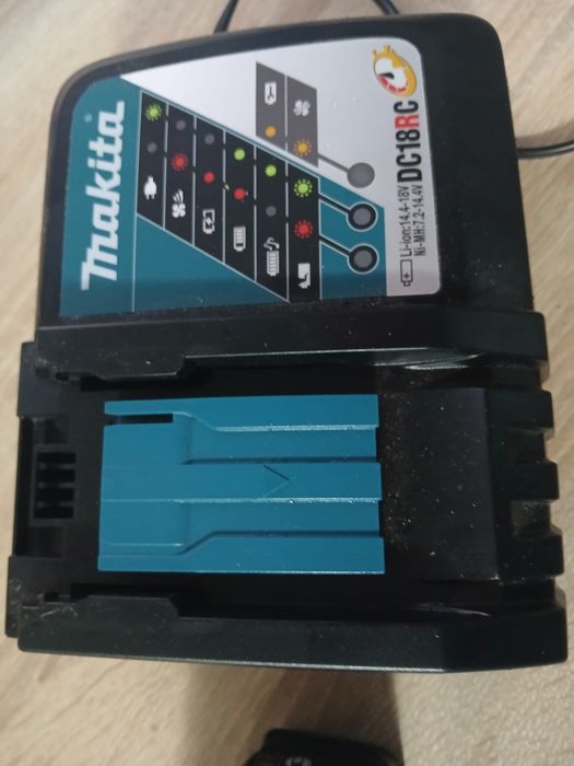 Vând baterie makita 6ah și încărcător makita