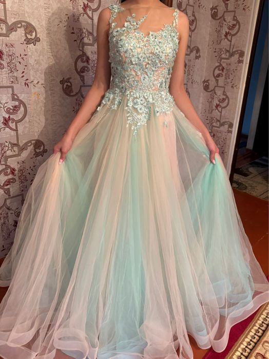 Продам платья  на выпускной вечер