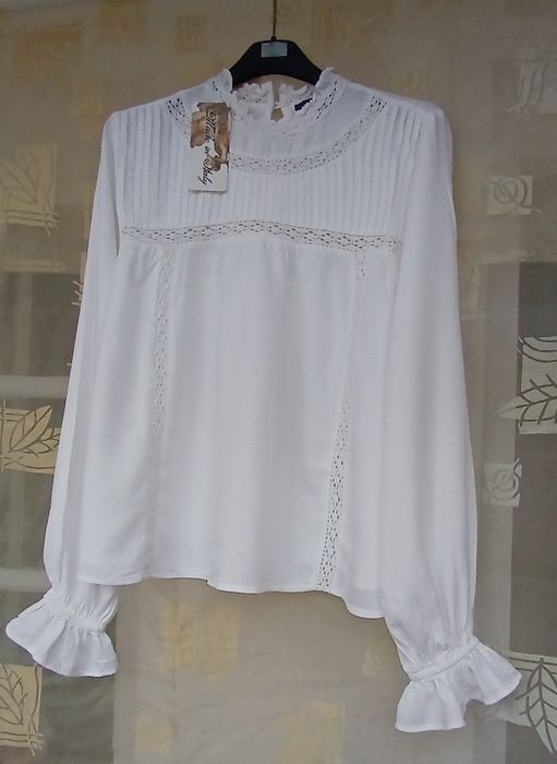 Стилни дамски блузи кенарени,памучни и копринени.