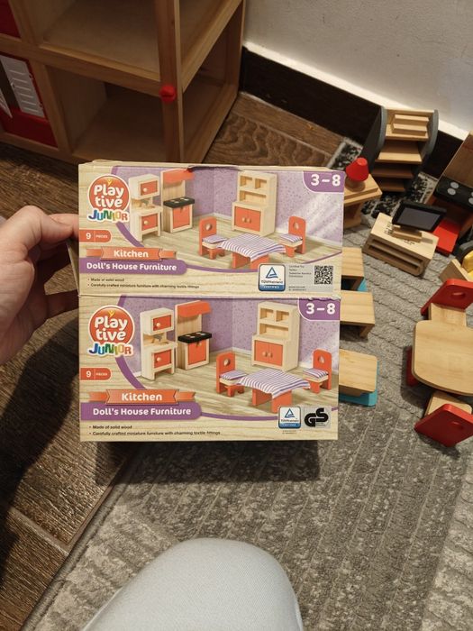 Vand casuta lemn papusi cu toate accesoriile si figurine