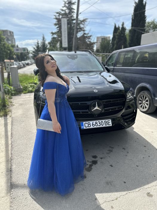 Бална рокля в кралско син цвят