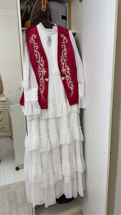 Киімдер сатылуда