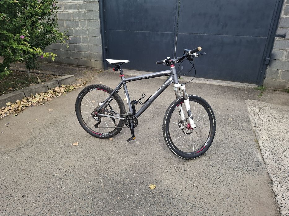 Bicicleta Bulls, frane hidraulice 
Furca telescopica, maneta blocaj