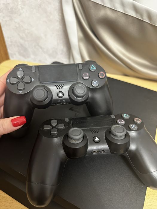 Плейстейшен 4, два джостика и игры