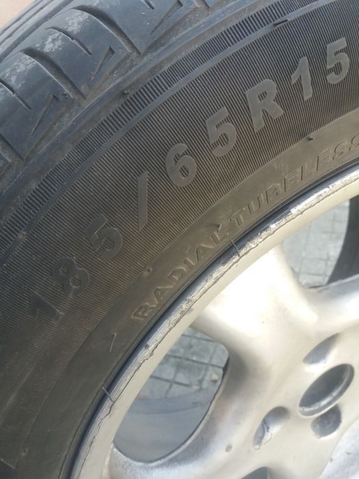 Продавам летни гуми с лети джанти 185/65 R15