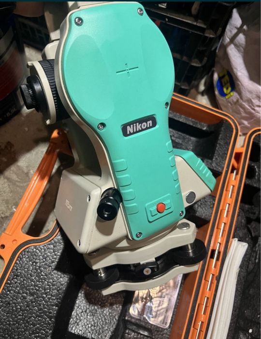 Teodolit  Nikon NE 100