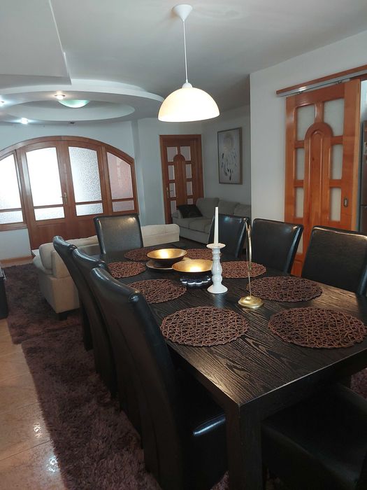 Vând apartament, 5 camere, zona parc Junior. Accept și schimb cu casă.