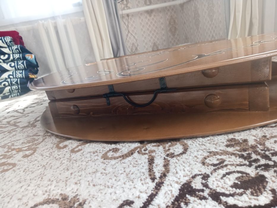 Продам два круглых стола