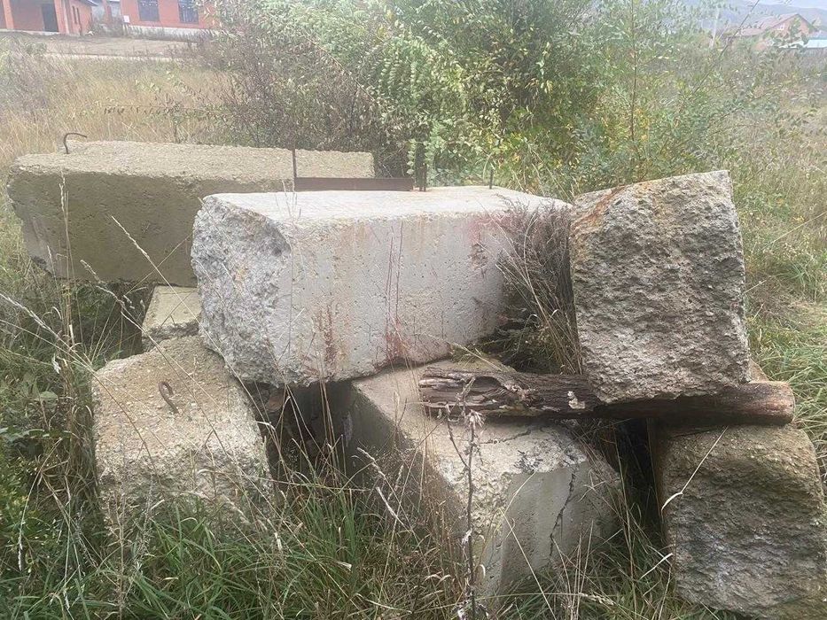 фундаментные блоки и красный кирпич