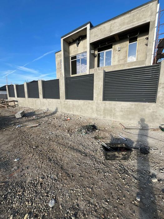 Garduri si porti din sipca metalica, panouri stil jaluzele, tabla cutata, plasa bordurata, fier forjat, BCA si beton si alte modele disponibile