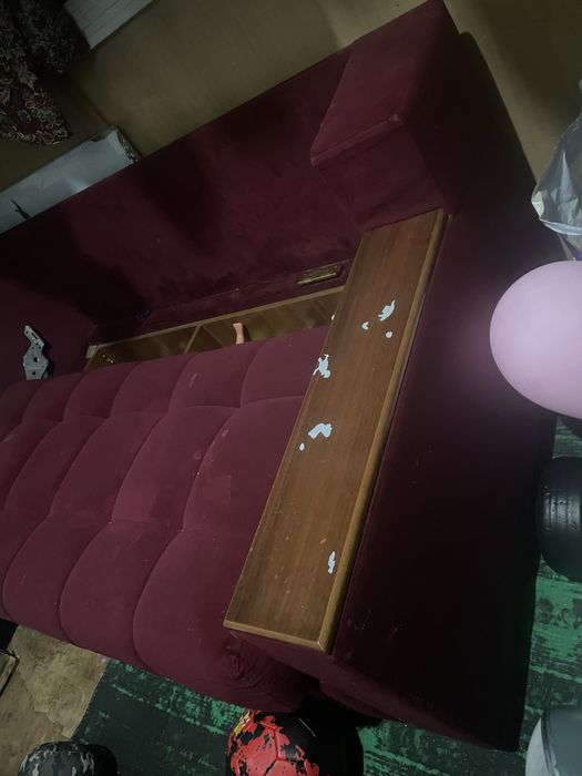 Продаеться старый сломанный диван