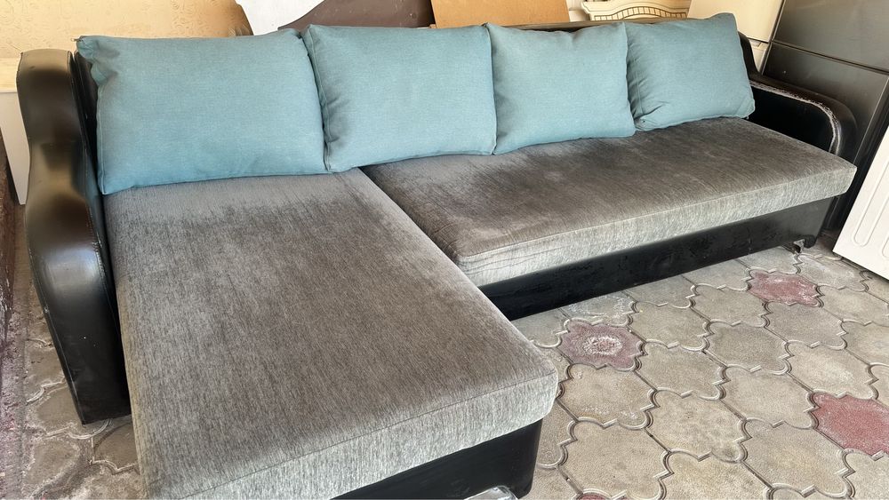 Продам диван, состояние среднее