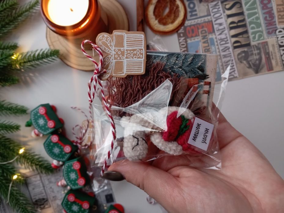 Вязаные игрушки, магниты.