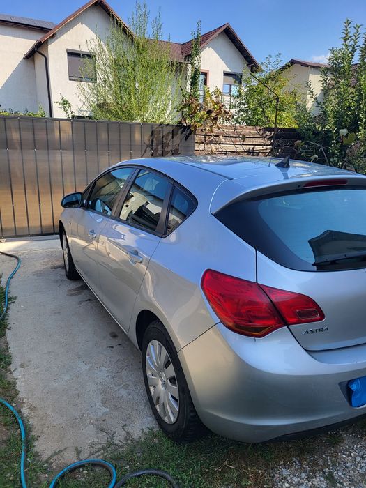 Vând Opel Astra j