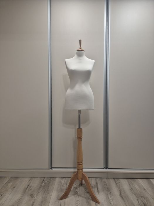 Închiriere busturi manechin elegante pentru nuntă – mire & mireasă în București și Ilfov