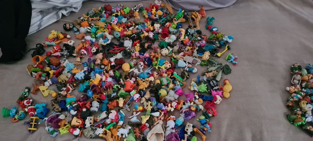 Vând 1,5 kg kinder vechi și noi