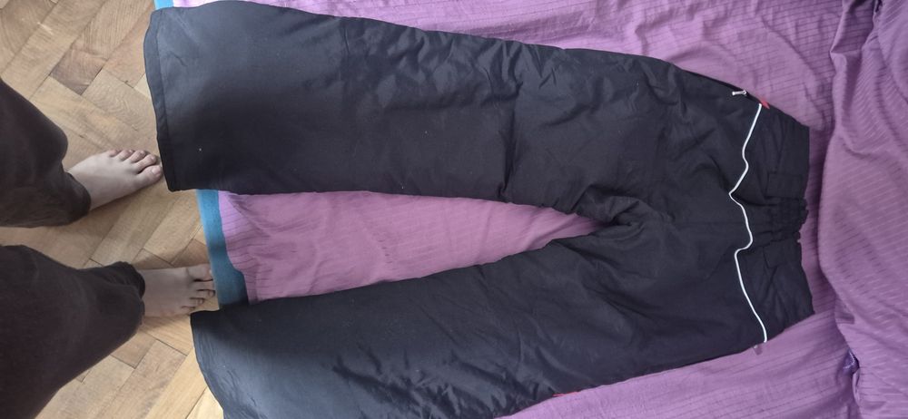Vând costum de schi Brugi, mărimea S, format din 2 piese (geacă + pant