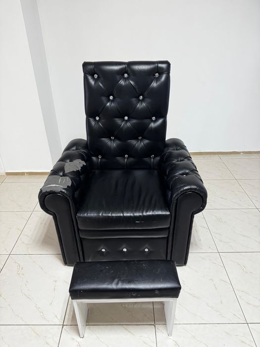 Продаю педикюрное кресло и маникюрный столик