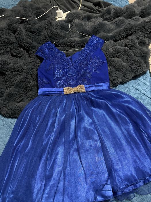 Este o rochita de eveniment este noua