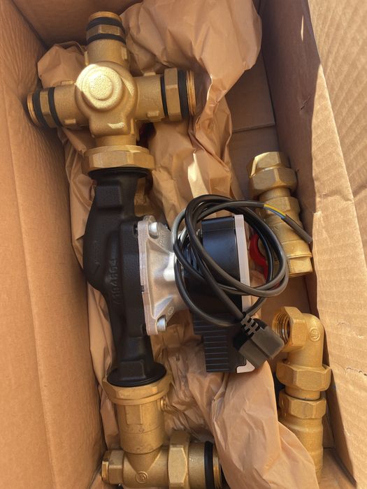 Giacomini Set Pompa de Circulatie si Kit Distantier