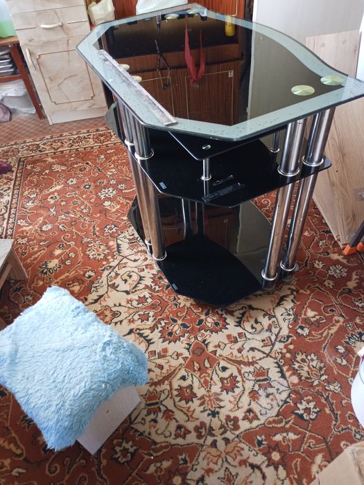 Стол стеклянный.