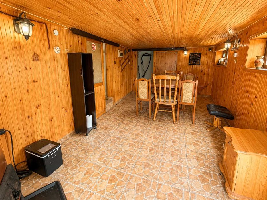 Къща с двор 1325 кв.м. и басейн в с. Долно Изворово