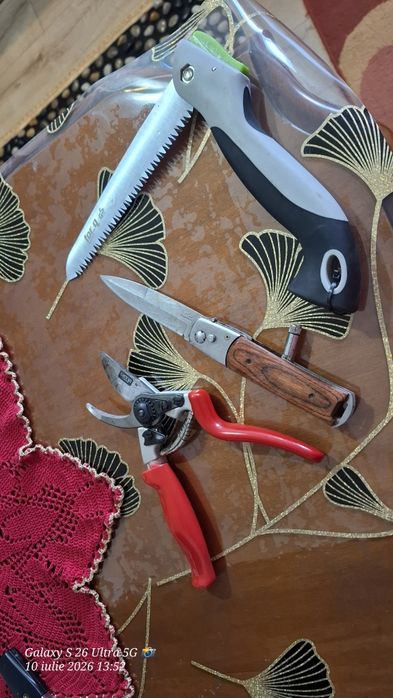Se vinde geaca impermeabila 200 ro.set de scule 350 ron