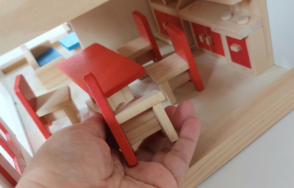 Деревянный домик для кукол