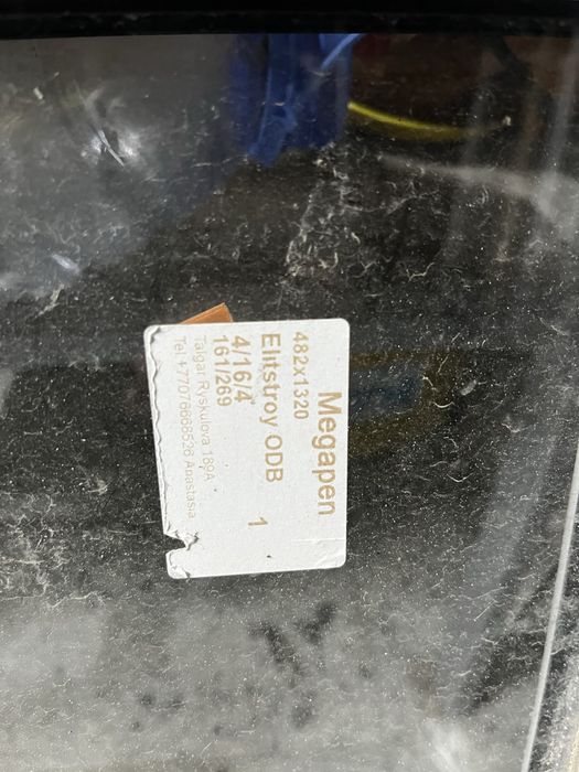 Окно с дверью и подоконником