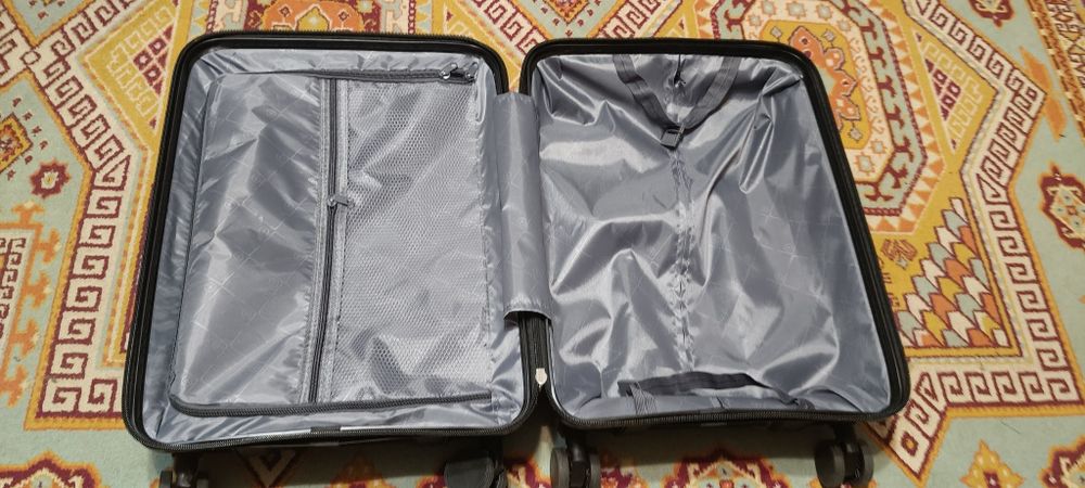 Чемодан в отличном качестве