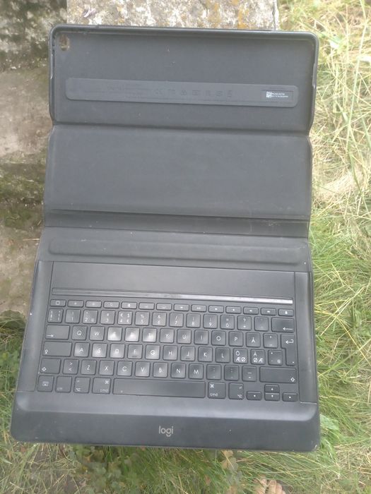 Tastatura laptop -tabletă.