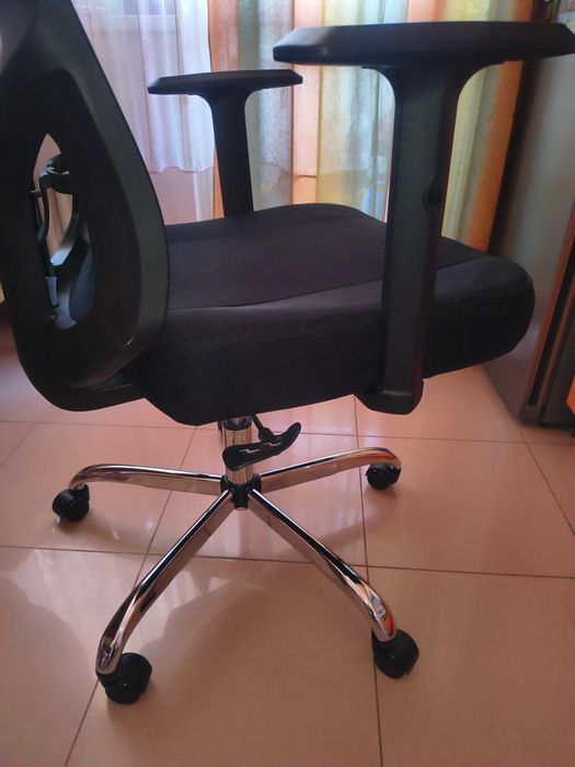 Широк и удобен офис стол  с товароносимост 200 кг