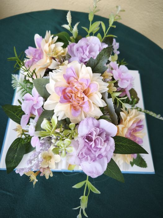 Аранжировка на цветя в кутия тип разтворена книга