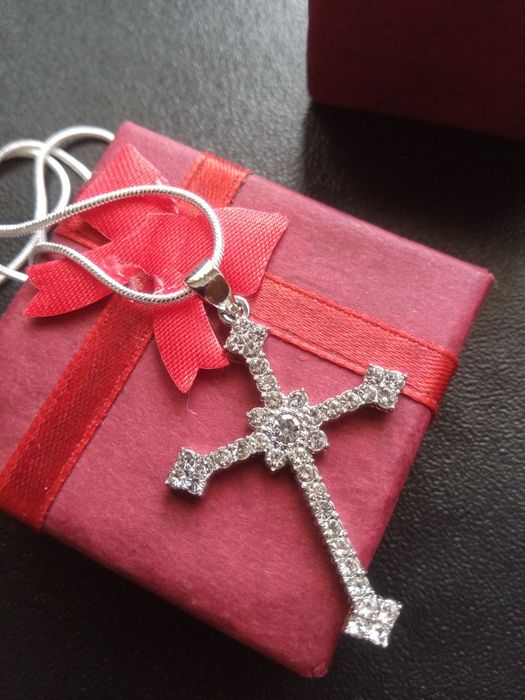 Дамско колие с кръст