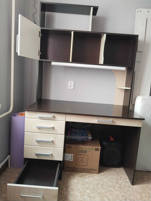 Продается учебный стол