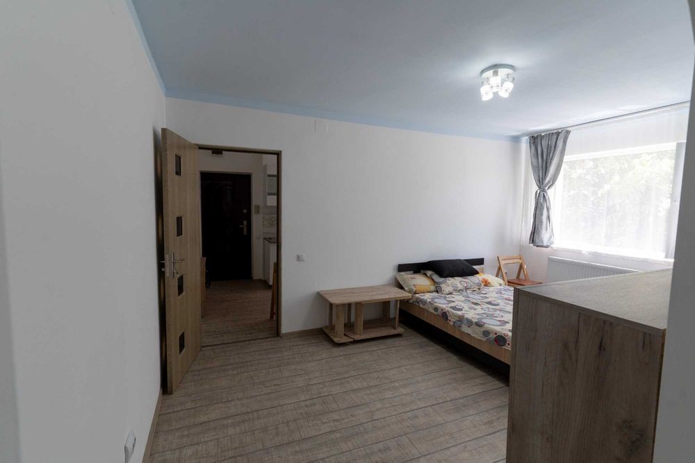 Inchiriez apartament 2 camere, langa piata centrala, renovat complet, aer conditionat