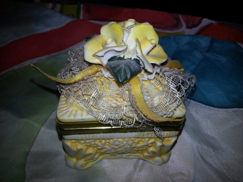 Поцеланови свещници и бижутерска кутия