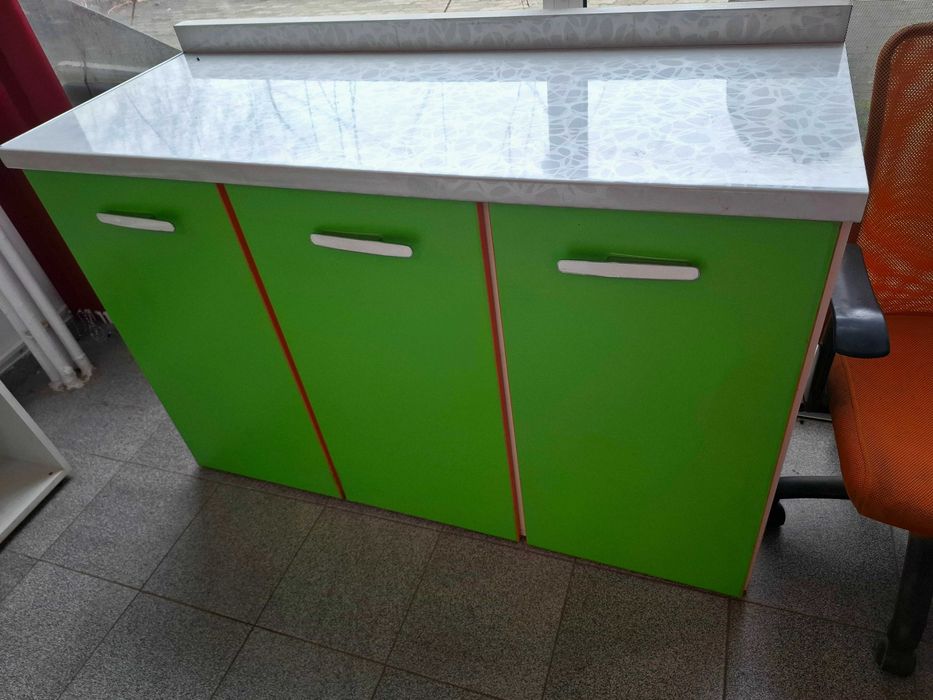 Кухненски,шкафове с плот гланц и стъклено бюро