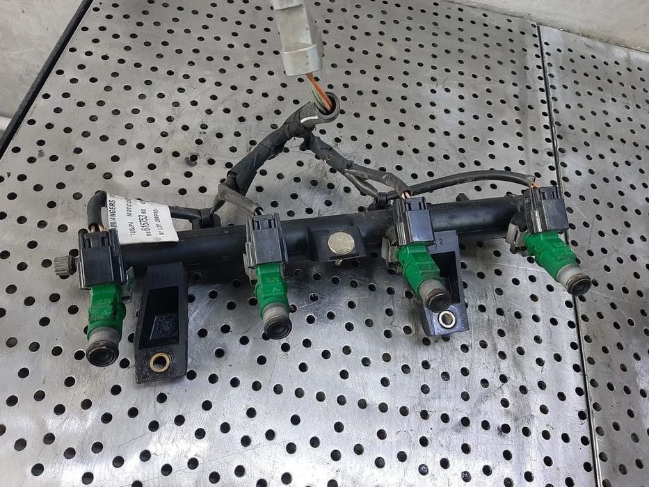 rampa cu injectoare 1.1b hfx peugeot 207 307 citroen c3 c2 01f023