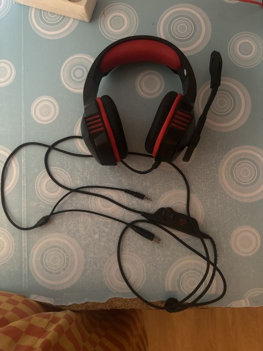 Căști over ear de gaming cu fir.