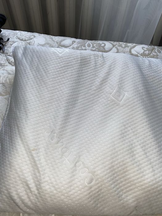 4  подушки новые