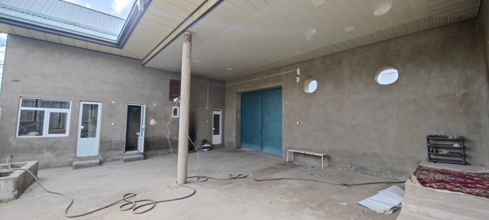 Hovli 6sotix sotiladi kitop sentridan charmgar maxala arqa tomonidan.