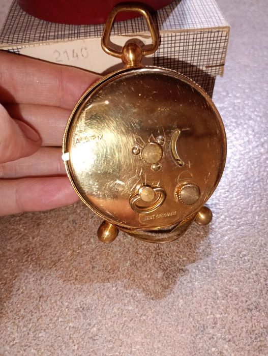 Ceas  însoțit de o cutie