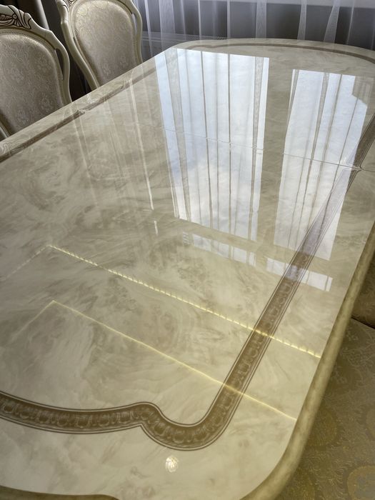 Продам стол и 8 стульев