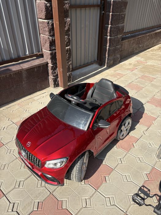 Продается детская машинка Mercedes красного цвета.